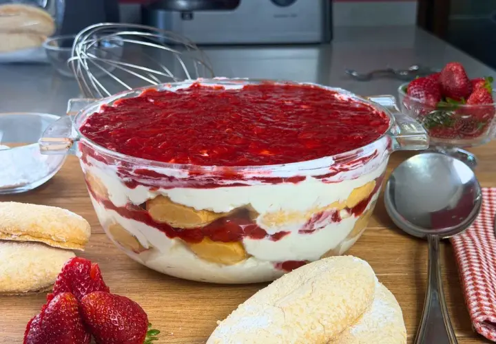 Un goloso tiramisù fragola in una ciotola di vetro, con savoiardi, crema e tanta fragola fresca.