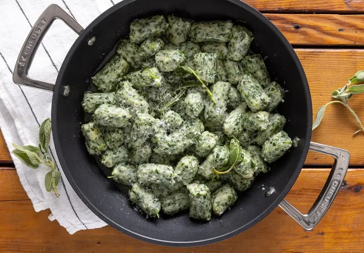Strangolapreti alla trentina in padella, conditi con burro fuso, salvia e parmigiano. Un piatto tradizionale che profuma di casa.