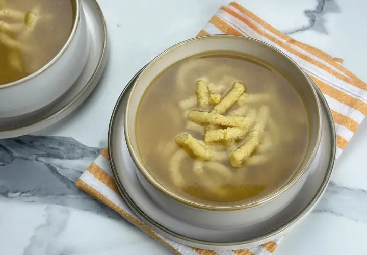 Passatelli in brodo, un classico della ricetta romagnola. Gustosi e confortanti, perfetti per ogni occasione.
