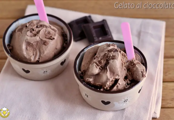 Due coppette di cremoso gelato al cioccolato, guarnite con scaglie di cioccolato e cucchiaini rosa.