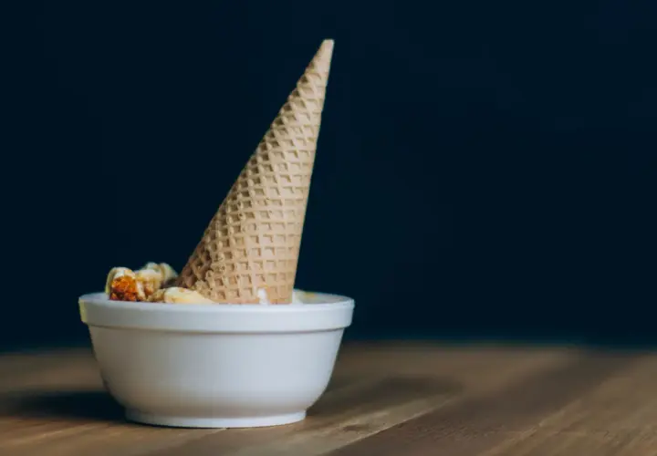 Cono gelato in una ciotola, con un po' di gelato sciolto. Il destrosio cos'è? Un semplice zucchero, dolcezza naturale.