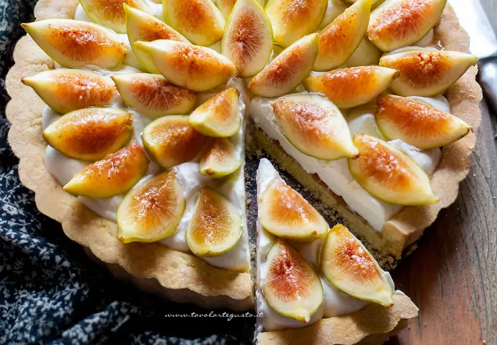 Deliziosa crostata di fichi, con fichi freschi affettati su una crema vellutata e una base croccante.