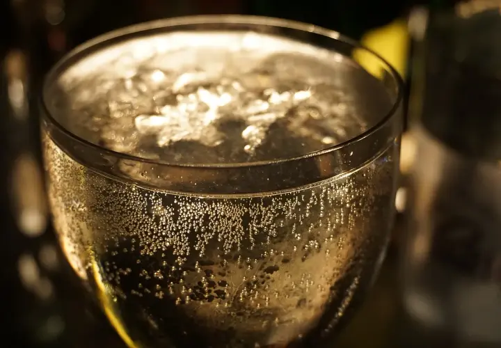 Bollicine dorate salgono in un bicchiere di Prosecco, un brindisi leggero ma con le sue calorie.