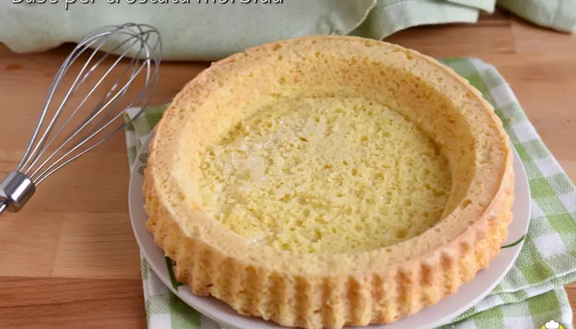 Base per crostata morbida pronta per essere farcita. Ecco come si usa uno stampo furbo per un dolce perfetto.