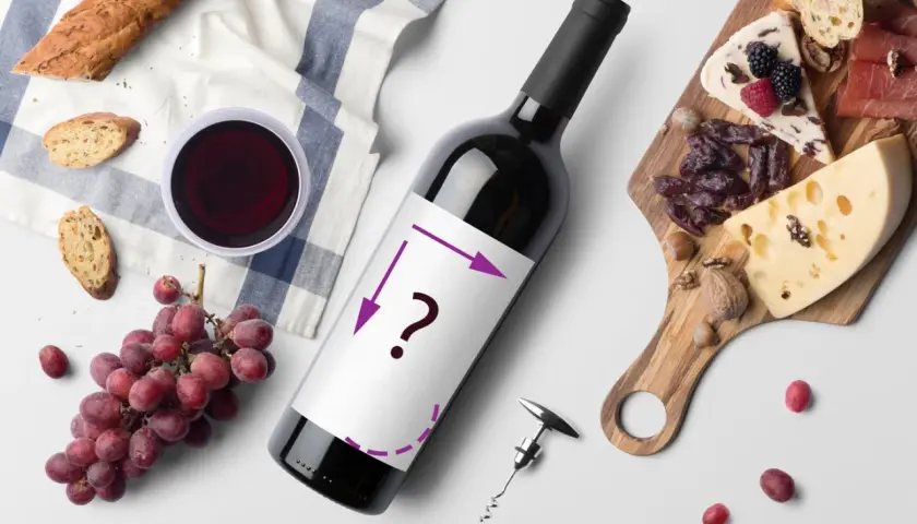 Bottiglia di vino rosso con etichetta vuota, grappolo d'uva, pane, formaggio e salumi. Indicazioni grafiche sulla lunghezza bottiglia vino.