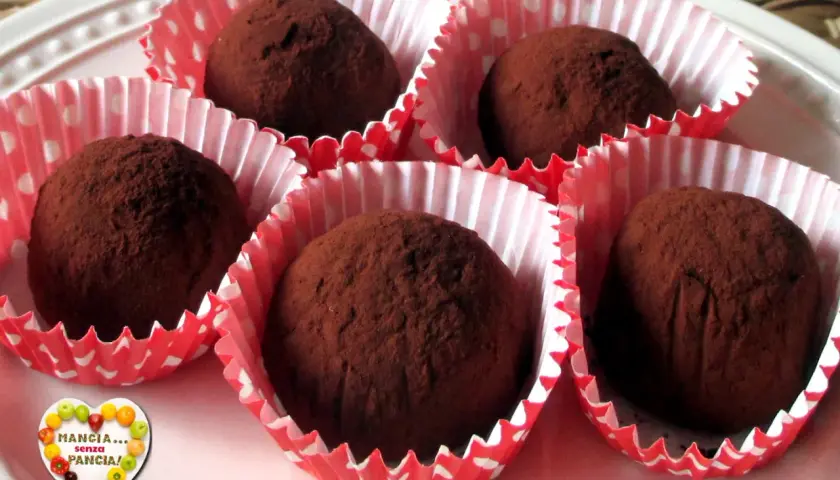 Deliziose palline di cioccolato, perfette per ogni ricetta golosa. Coperte di cacao, invitano a un morso.