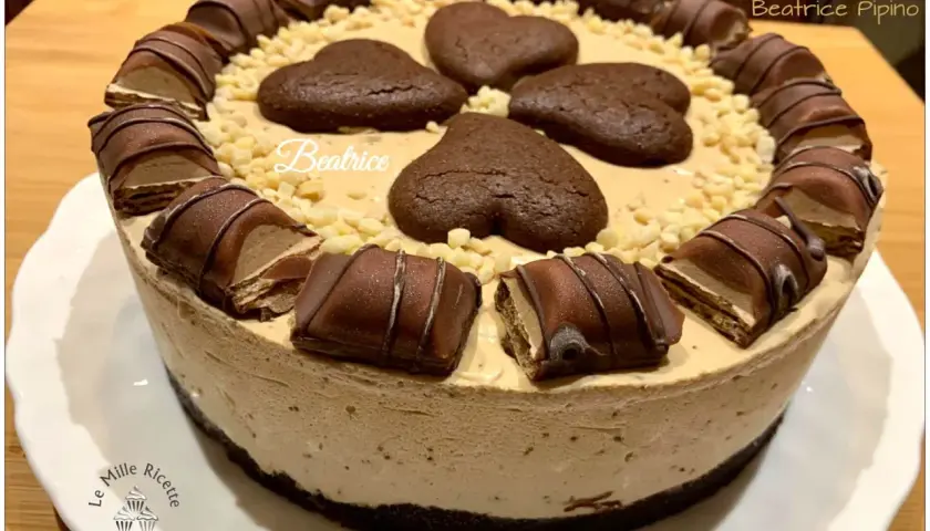 Torta gelato al caffè, decorata con biscotti a cuore, nocciole e barrette al cioccolato. Una delizia per gli occhi e per il palato.