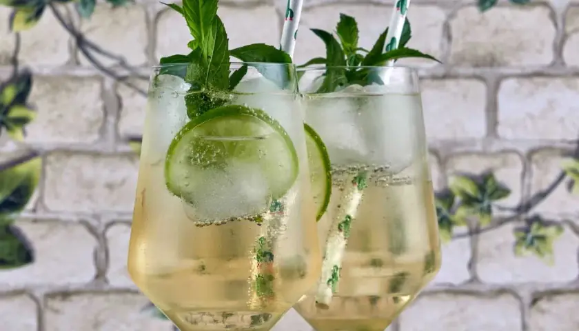 Due Hugo Spritz, con menta fresca, lime e ghiaccio. Ingredienti perfetti per un'estate rinfrescante.