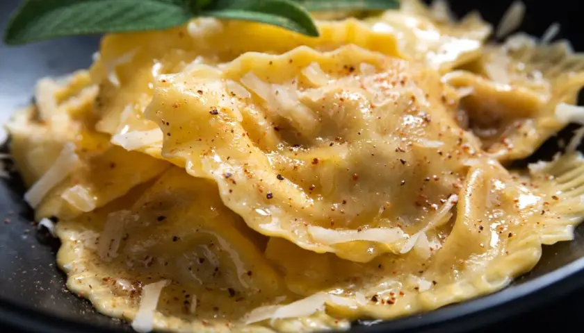 Tortelli cremaschi fumanti, conditi con burro fuso, parmigiano e una foglia di salvia. Un piatto che sa di casa.