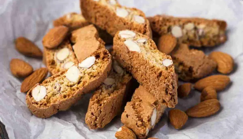 Cantucci ricetta: biscotti secchi dorati con mandorle intere, perfetti da inzuppare.