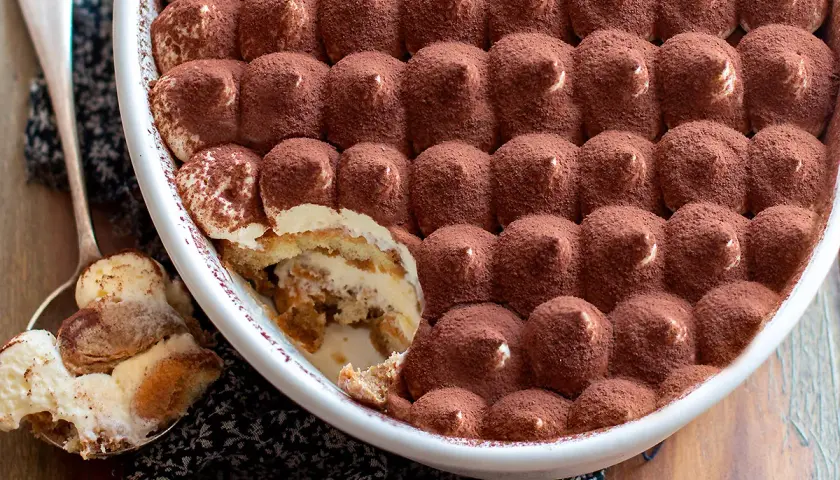 Tiramisù fatto in casa, una deliziosa tiramisù ricetta con savoiardi e crema al mascarpone, spolverato di cacao.