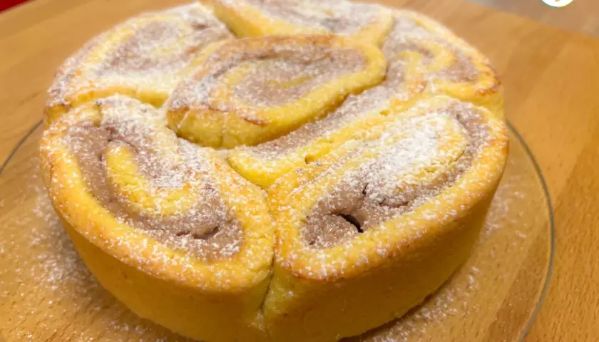 Deliziosa crostata senza glutine con ripieno cremoso, spolverata di zucchero a velo. Perfetta per ogni occasione.