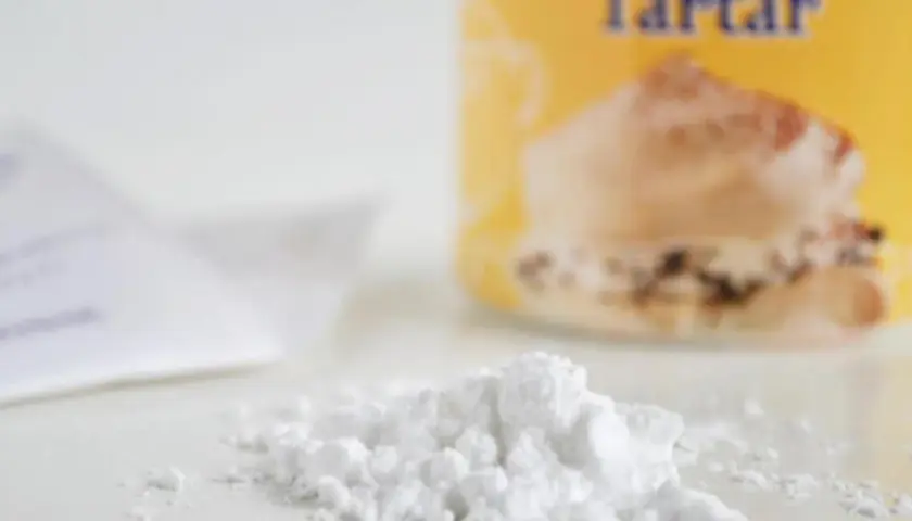 Polvere bianca, cremor tartaro cos'è? Un ingrediente essenziale per dolci soffici e meringhe perfette.