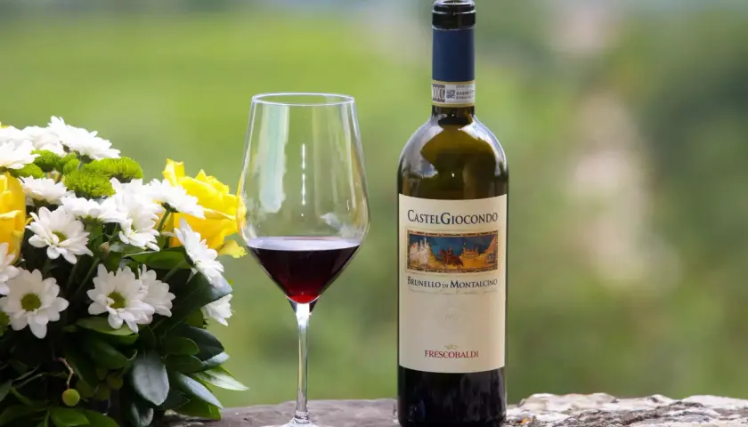 Un bicchiere di Brunello di Montalcino, perfetto per i tuoi abbinamenti con carni rosse e formaggi stagionati.