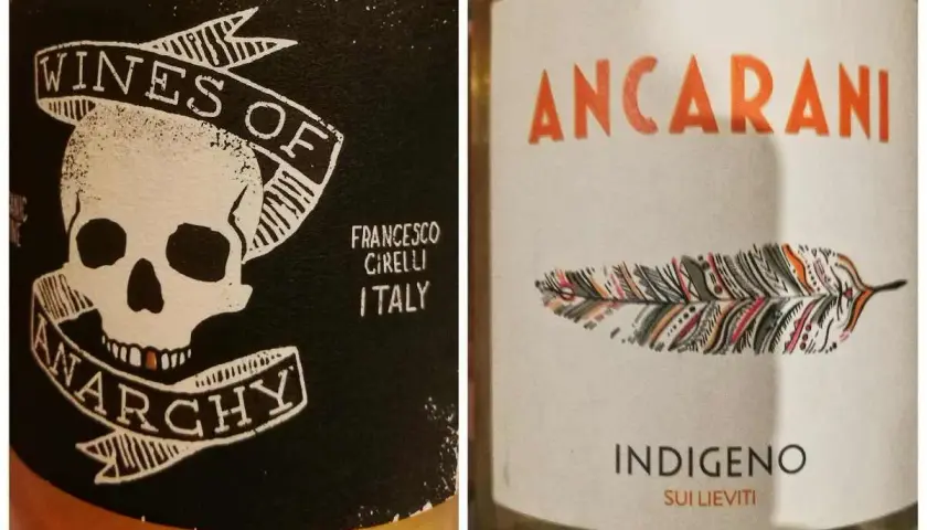 Vino "Wines of Anarchy" con teschio e vino "Ancarani Indigeno" con piuma, entrambi evocano un metodo ancestrale vino.