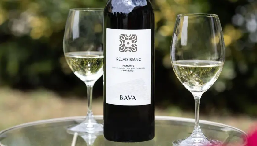 BOTTIGLIA E DUE CALICI DI SAUVIGNON BLANC BAVA. Perfetto per scoprire i migliori sauvignon blanc abbinamenti con pesce e verdure.