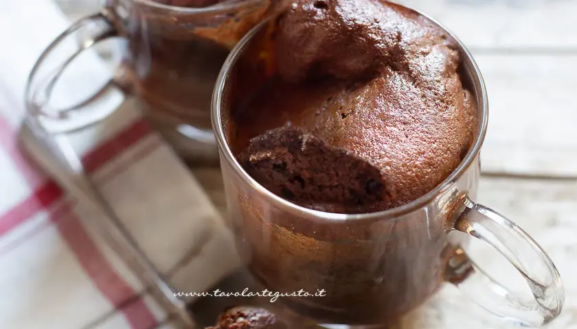 Deliziosa torta in tazza al cioccolato, soffice e invitante, pronta per essere gustata.
