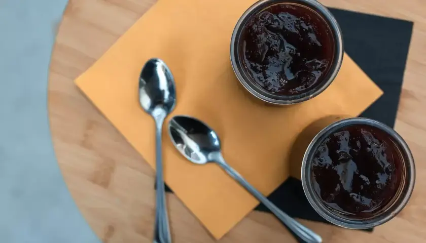 Due ciotoline di marmellata scura, pronte per essere gustate. La cugnà ricetta è un classico intramontabile.