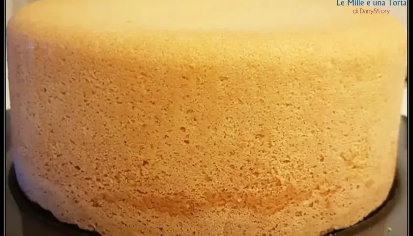Un pan di spagna sofficissimo con lievito, dalla consistenza ariosa e dorata, pronto per essere farcito.