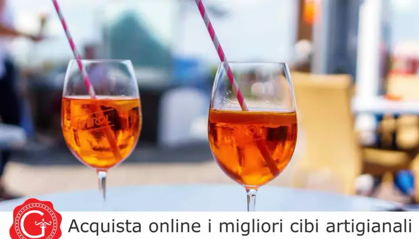 Due bicchieri di spritz italiano, con cannucce a righe rosa e bianche, pronti per essere gustati.