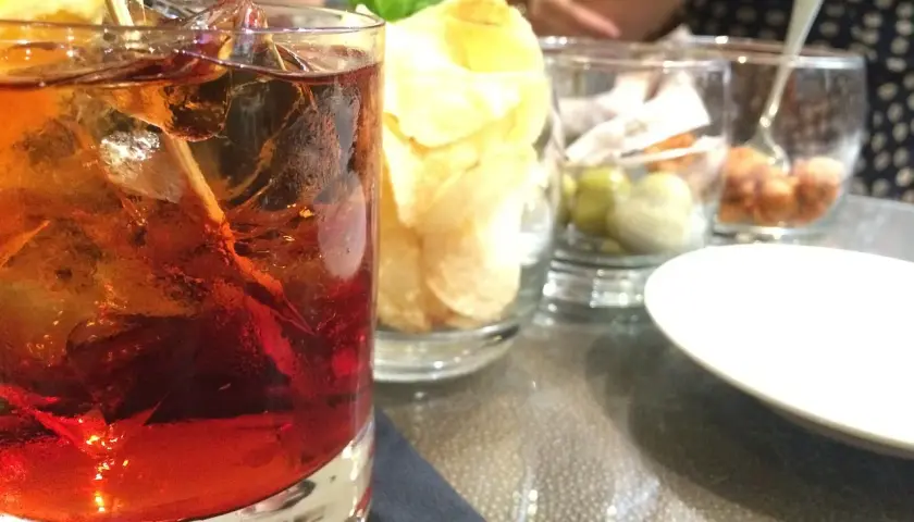 Un Negroni Sbagliato, con la sua storia, servito con patatine e olive. Un brindisi alla leggerezza!