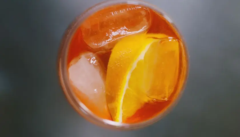Spritz aranciato con ghiaccio e fetta d'arancia. Perfetto per un aperitivo, attenzione al tasso alcolemico!