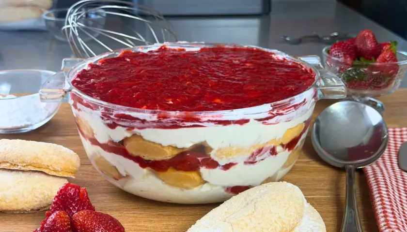 Un goloso tiramisù fragola in una ciotola di vetro, con savoiardi, crema e tanta fragola fresca.
