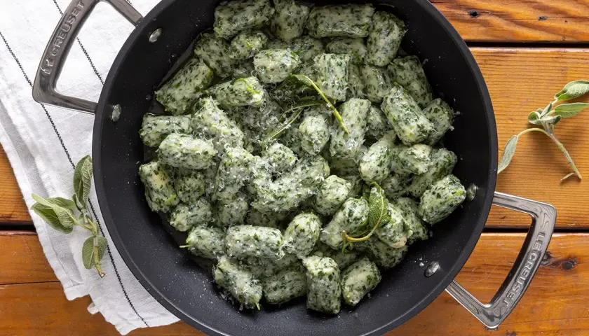 Strangolapreti alla trentina in padella, conditi con burro fuso, salvia e parmigiano. Un piatto tradizionale che profuma di casa.