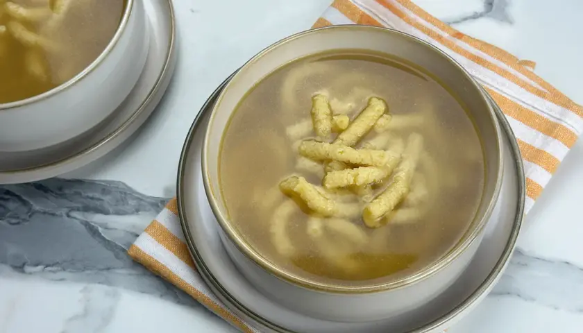 Passatelli in brodo, un classico della ricetta romagnola. Gustosi e confortanti, perfetti per ogni occasione.