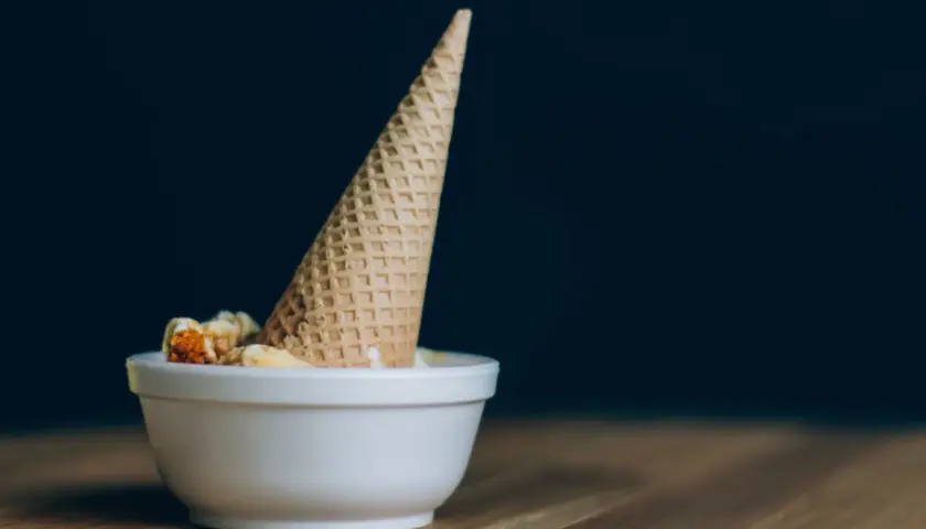 Cono gelato in una ciotola, con un po' di gelato sciolto. Il destrosio cos'è? Un semplice zucchero, dolcezza naturale.
