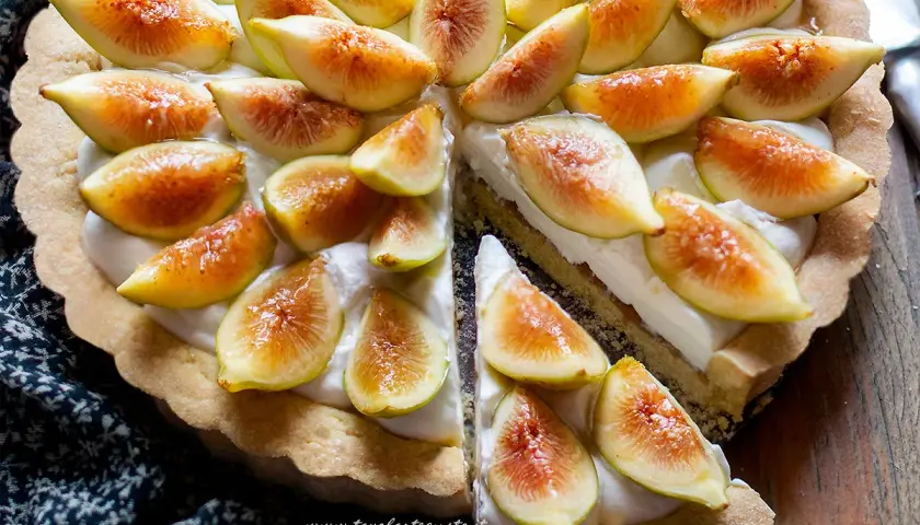 Deliziosa crostata di fichi, con fichi freschi affettati su una crema vellutata e una base croccante.