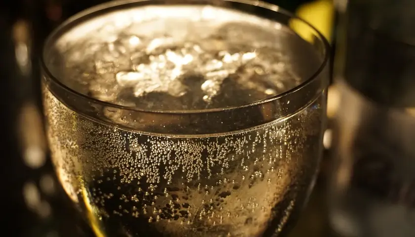 Bollicine dorate salgono in un bicchiere di Prosecco, un brindisi leggero ma con le sue calorie.