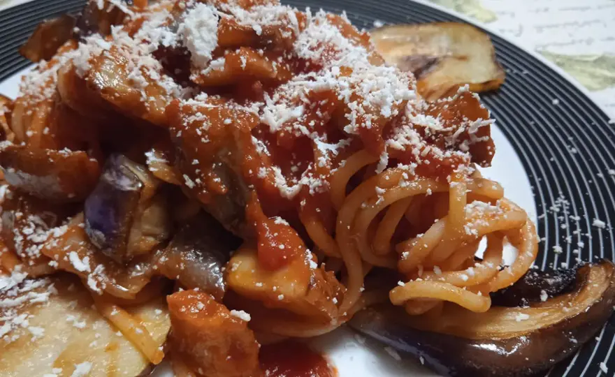 Pasta con melanzane dorate e sugo denso - i trucchi giusti