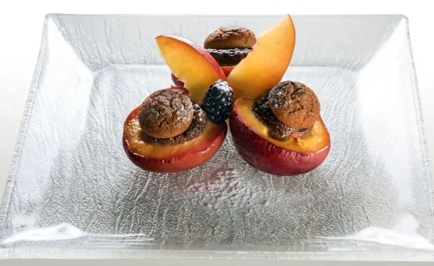 Pesche ripiene alla piemontese, il dessert con amaretti e cacao