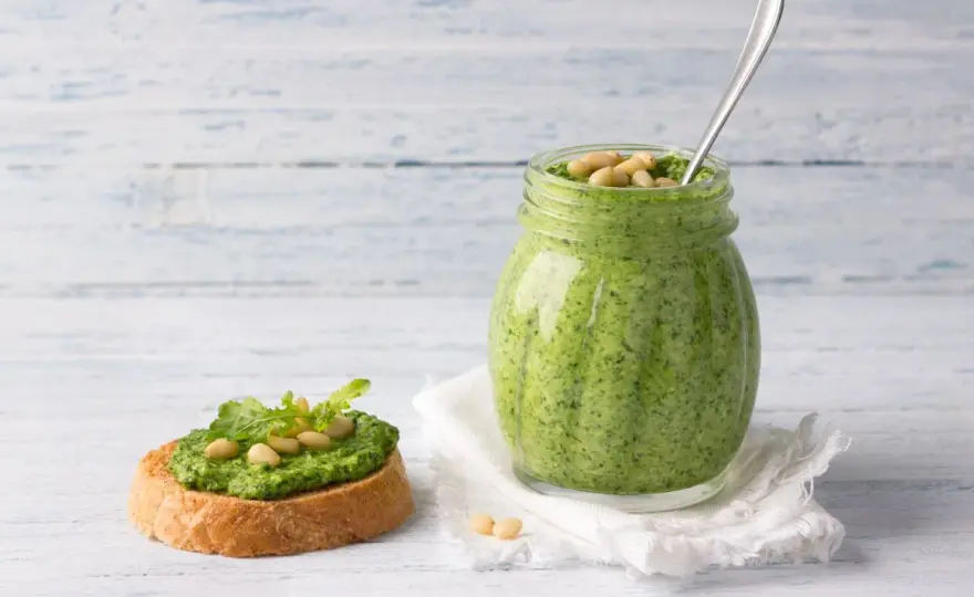 Pesto di rucola cremoso in 10 minuti - ricetta e consigli
