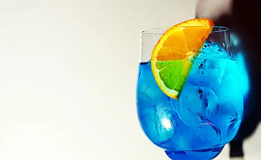 Cocktail blu con Prosecco, dosi e preparazione per lo Spritz
