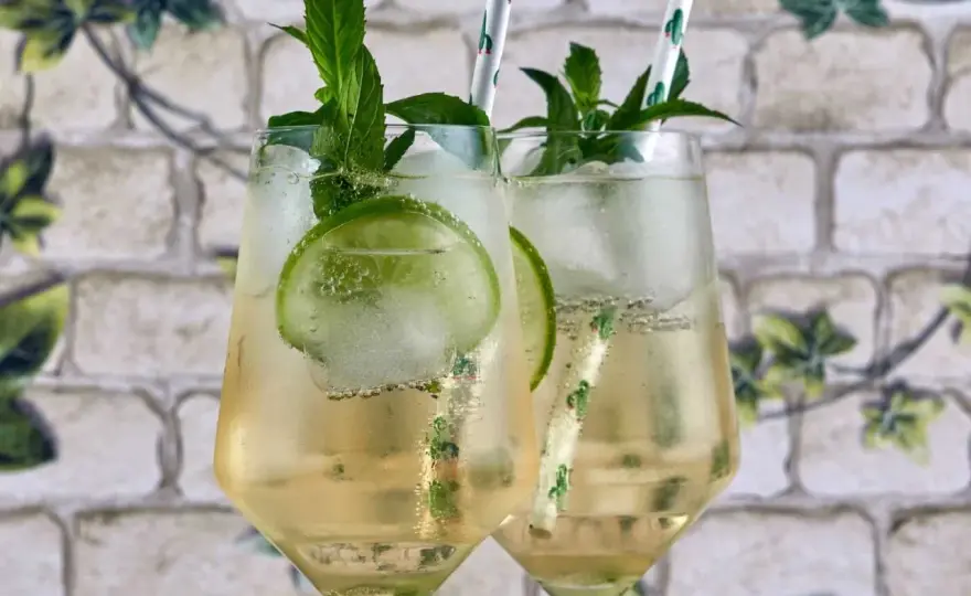 Hugo Spritz fatto in casa - dosi, ingredienti e preparazione
