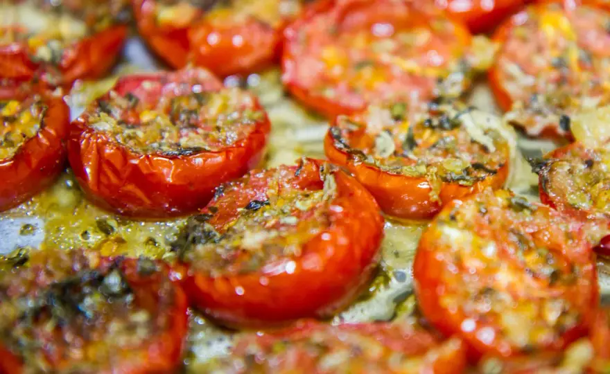 Pomodorini confit al forno, la tecnica per farli morbidi e intensi