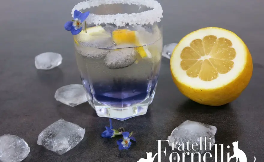 Spritz alla violetta con Prosecco, la ricetta equilibrata
