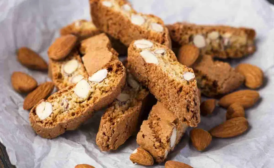 Cantucci alle mandorle croccanti con doppia cottura