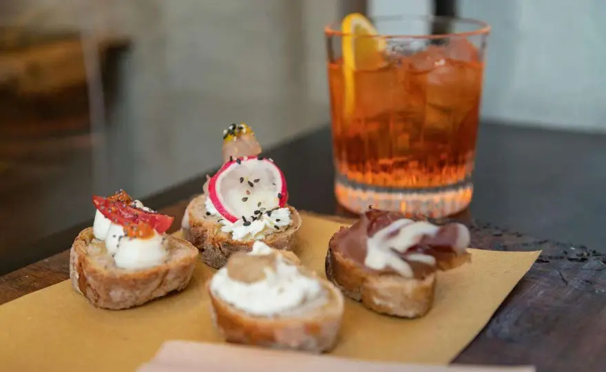 Aperitivo all’italiana a casa - cocktail, stuzzichini e quantità