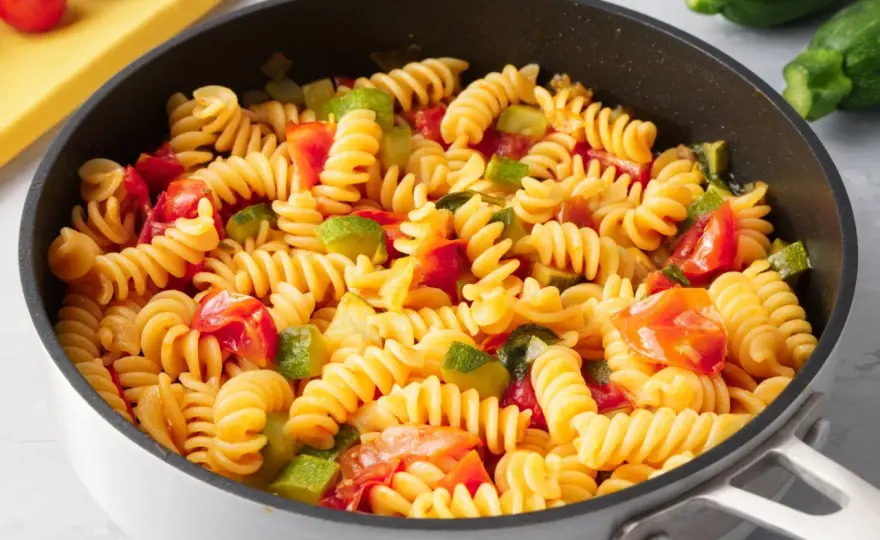 Pasta zucchine e pomodorini, cremosa e pronta in 25 minuti