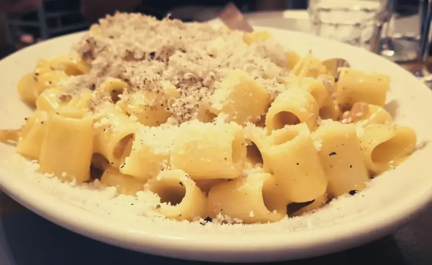 Vino nella carbonara, meglio bianco o rosso?