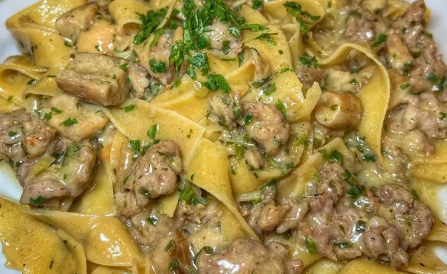 Pasta salsiccia e funghi cremosa, anche senza panna