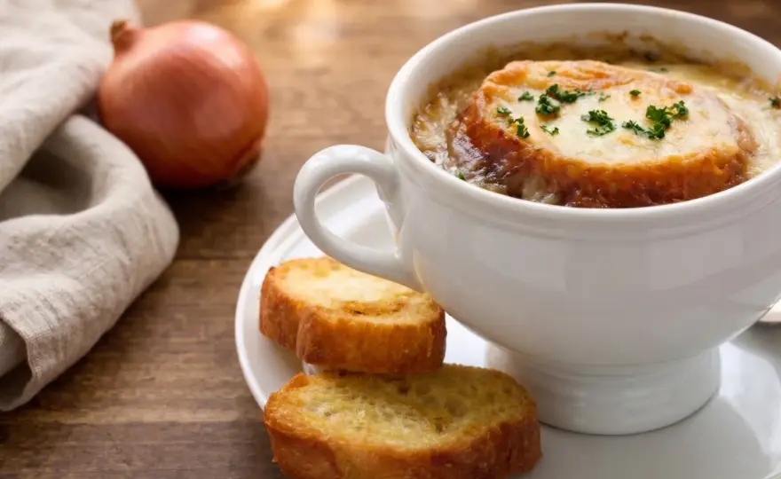 Zuppa di cipolle perfetta, dolce e gratinata