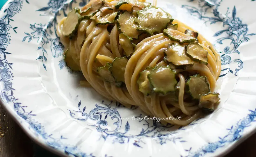 Spaghetti alla Nerano cremosi senza panna - la tecnica giusta