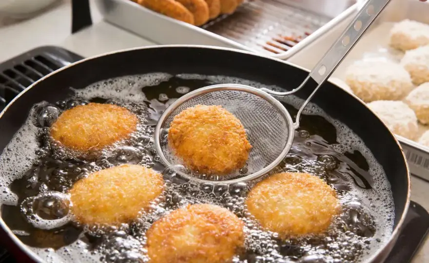 Come friggere bene e ottenere un fritto croccante e asciutto