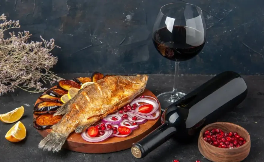 Vino rosso e pesce, quali abbinamenti scegliere?