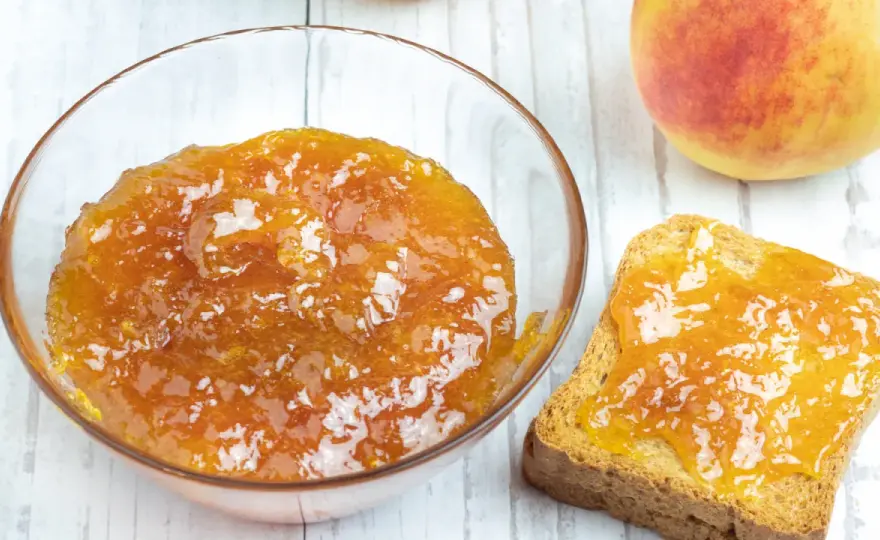 Marmellata di pesche fatta in casa, densa e profumata