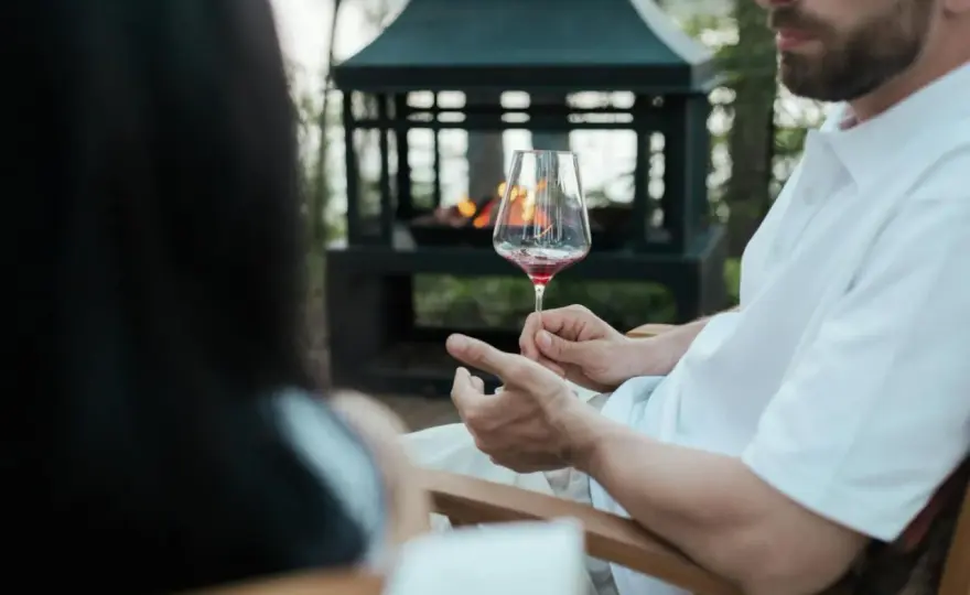 Come tenere il calice di vino secondo il galateo